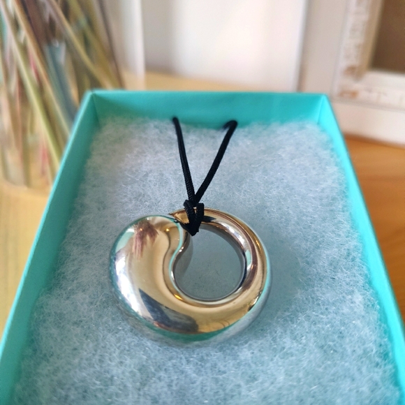 Tiffany & Co Vintage Eternal Circle XL Signed Pendant - Picture 2 of 3